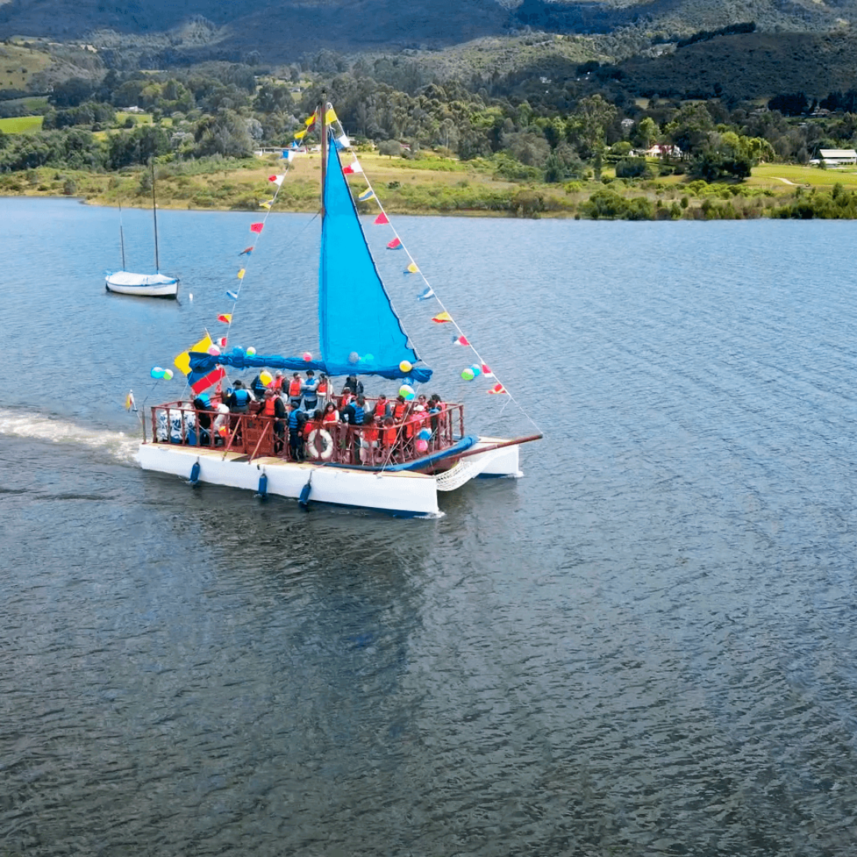 catamara navegando en guatavita