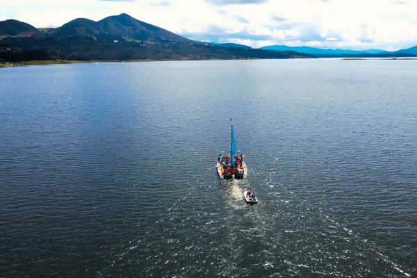 navegando en guatavita por el catamaran